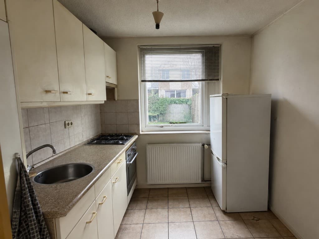 Originele krappe keuken vóór de start van de aanbouw.
